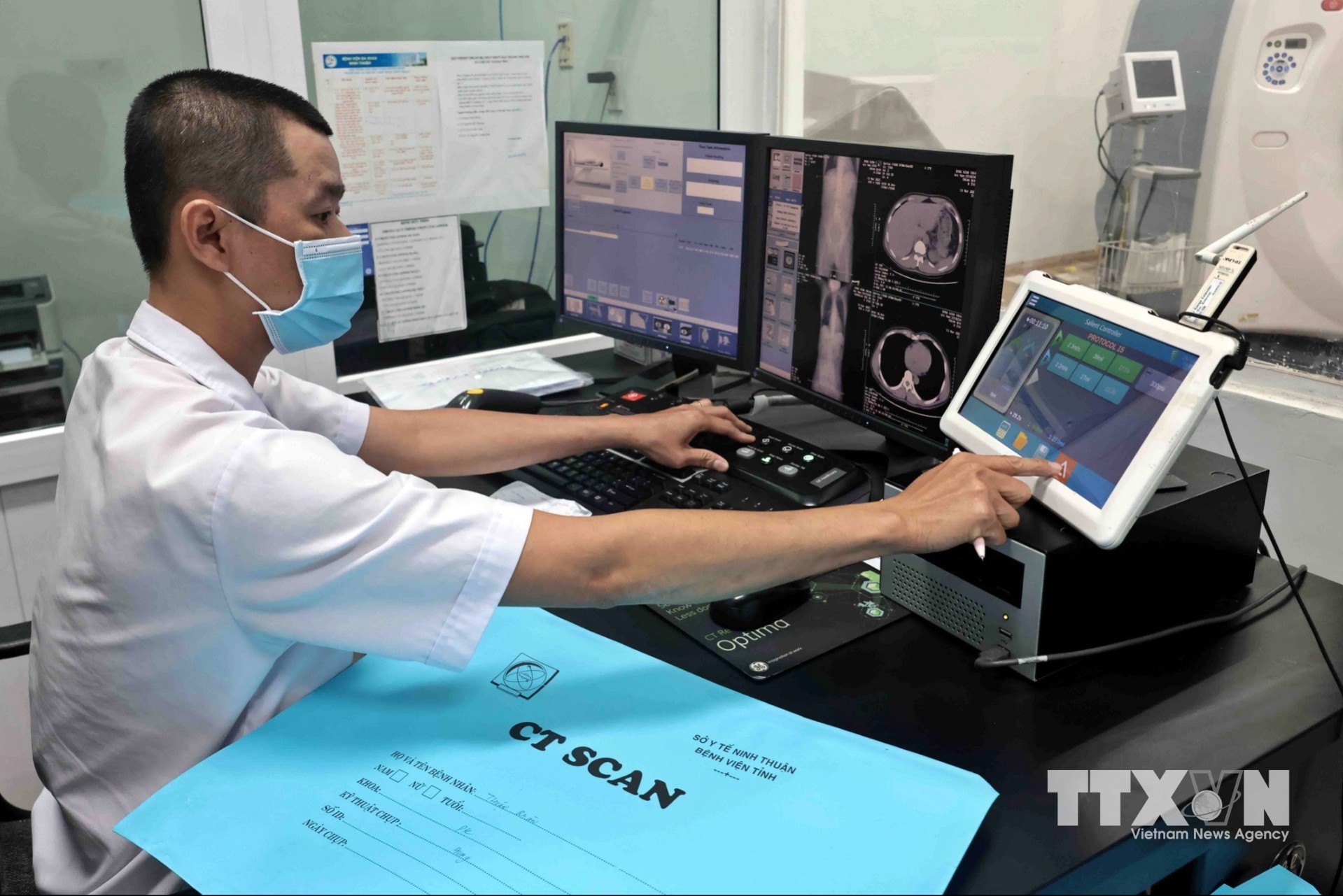 Bệnh viện Đa khoa tỉnh Ninh Thuận được đầu tư cơ sở vật chất khang trang, trang thiết bị y tế hiện đại; môi trường thông thoáng, sạch đẹp. Đội ngũ y, bác sĩ được nâng cao chuyên môn, kỹ thuật và tận tâm với nghề, đã đem lại nhiều sự hài lòng cho người dân. (Ảnh: Trần Việt/TTXVN)